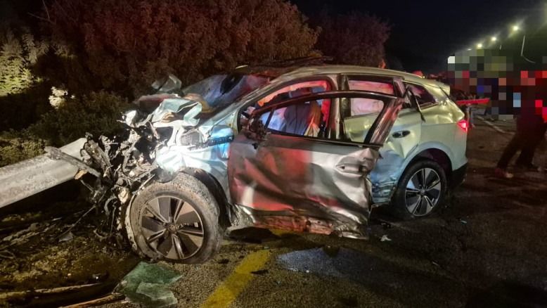 Автомобиль разломан пополам и упал в канал. Смертельная авария на Севере