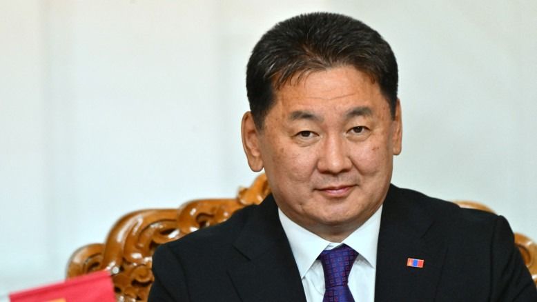 Президент Монголии зашел в спортзал и поразил военных