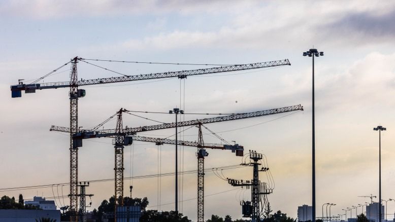 Год, телефоны исчезли: посредники в Израиле разорены