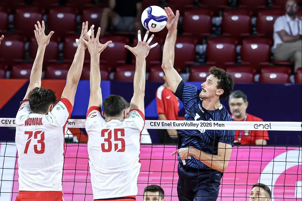 Проиграла сильной Польше на чемпионате Европы по волейболу